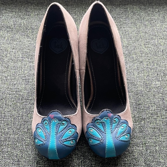 T.U.K. Grey vegan leather/suede peacock pumps - Picture 1 of 5